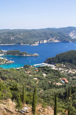 Güneşli bir günde deniz ve kıyı manzarası. Korfu. Yunanistan.