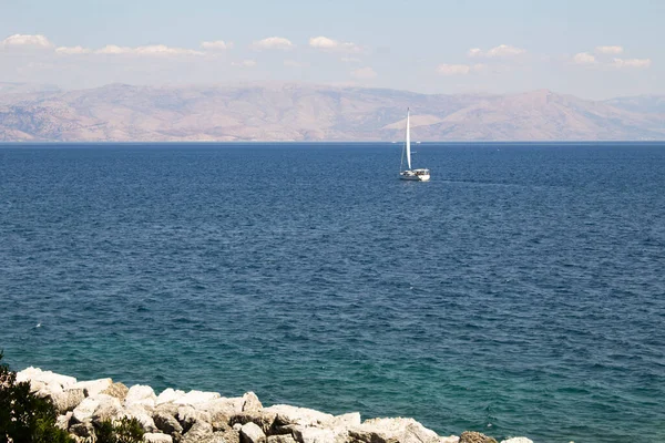 Панорамный Вид Море Маленькую Яхту Солнечный День Корреа Греция — стоковое фото