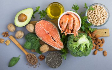 Gri arka planda Omega 3 'ün yiyecek kaynaklarının üst görüntüsü. Yakın plan. Yağ asitlerinde yemek zamanı..