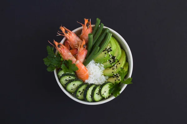 Bovenaanzicht Poke Salade Met Rode Garnalen Groene Groente Witte Kom — Stockfoto