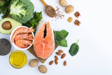 Beyaz arka planda Omega-3 'ün besin kaynaklarının üst görüntüsü. Uzayı kopyala Yağ asitlerinde yemek zamanı..