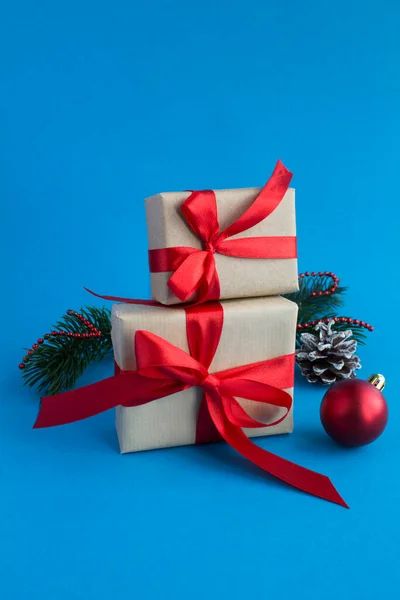 Weihnachtsgeschenke Mit Gebundener Roter Schleife Auf Blauem Hintergrund Nahaufnahme — Stockfoto