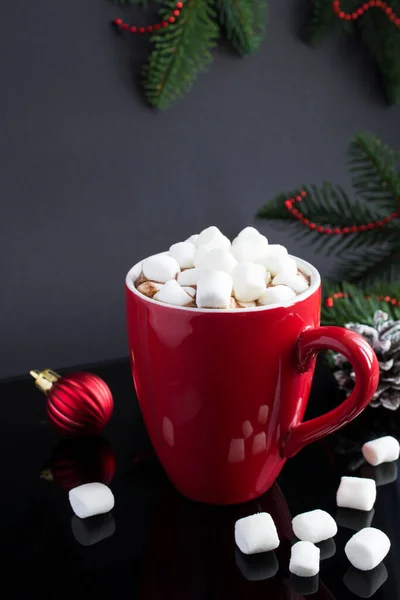 Heiße Schokolade Mit Marshmallows Der Roten Tasse Und Weihnachtskomposition Auf — Stockfoto