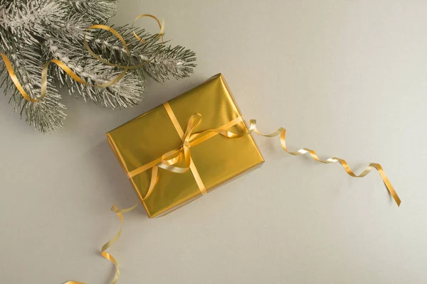 Weihnachtskomposition Mit Goldener Geschenkschachtel Auf Grauem Hintergrund Ansicht Von Oben — Stockfoto