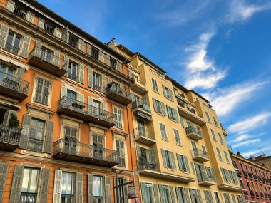 Eski kasabadaki evi bir günde görmek istiyorum. Güzelmiş. Fransa.