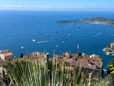 Güneşli bir günde güzel bir kıyı ve deniz manzarası. Üst Manzara. Eze. Fransa.
