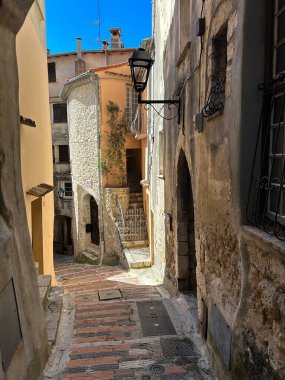 Bir gün eski kasabada bir sokak. Roquebrune-Cap-Martin. Fransa.