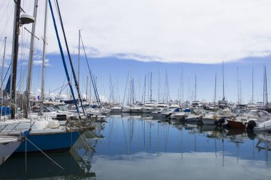 Bir yaz günü limandaki beyaz yatların güzel manzarası. Antibes. Fransa.