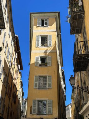 Güneşli bir günde eski kasabadaki evi görmek. Güzelmiş. Fransa.