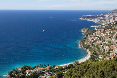 Monako ve denizin güzel bir yaz günü manzarası. Üst görünüm.