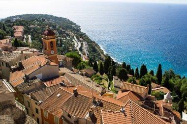 Eski şehir ve denizin güzel bir yaz günü manzarası. Üst Manzara. Roquebrune-Cap-Martin. Fransa.