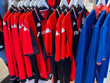 Mağazadaki askılarda asılı forma koleksiyonu. Yakın plan. Güzelmiş. Fransa.