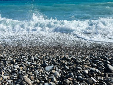Kayalık sahilde deniz dalgası. Yakın plan..