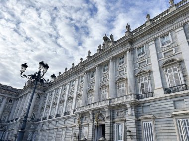 Oriente Meydanı 'ndaki Kraliyet Sarayı manzarası. Madrid mi? İspanya.