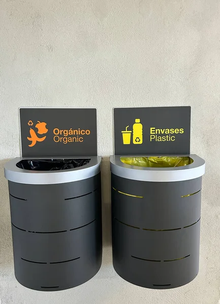 Stadyumdaki çöpleri ayıklamak için çöp kutusu. Madrid mi? İspanya.