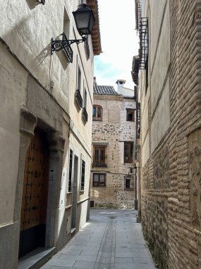 Eski kasabadaki bir yaz günü cadde manzarası. Toledo. İspanya.