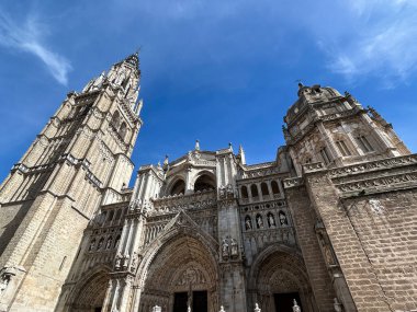 Güneşli bir günde Katedral 'in güzel manzarası. Yakın plan. Toledo. İspanya.