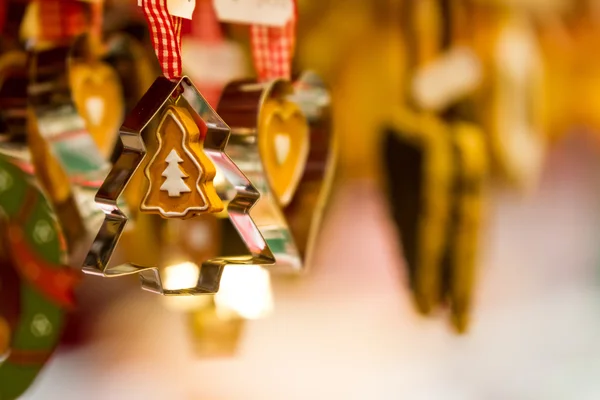 Ornamento e cortador de biscoito — Fotografia de Stock