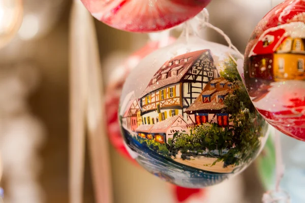 Adorno de Navidad con casa semi-madera — Foto de Stock