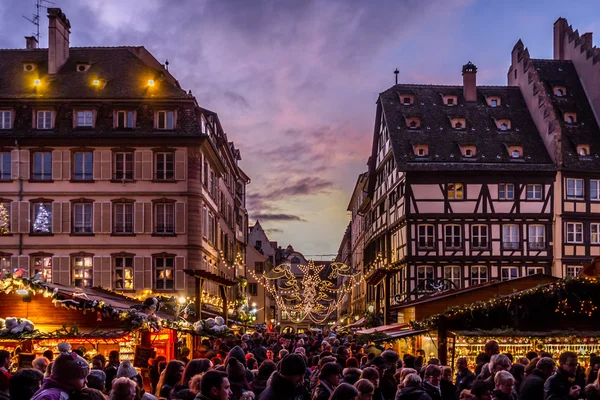 Толпы людей на рождественском рынке в Страсбурге — стоковое фото