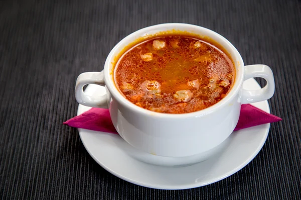 Kırmızı çorba ile beyaz fincan