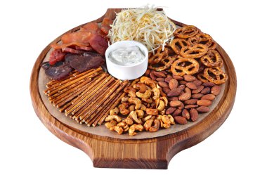 Yuvarlak ahşap tahta üzerinde bira aperatifler karışımı