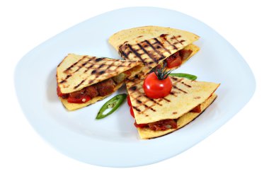 Tavuk quesadilla, dolgu ile üç katlanmış tortilla, Meksika çanak, izole.