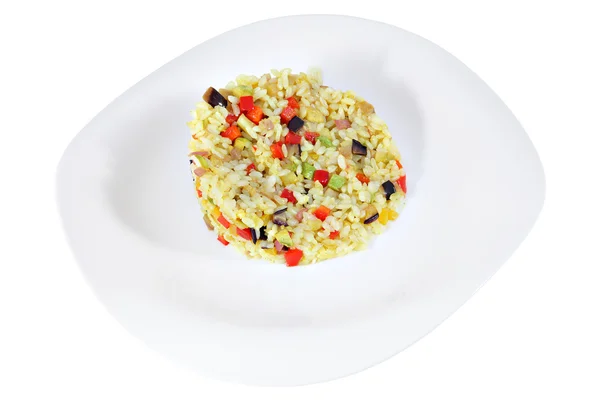Smażony ryż z warzywami na talerzu na białym tle. — Zdjęcie stockowe