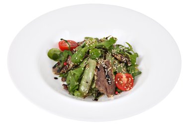 Yuvarlak yemek üzerinde ruccola ve ince kesilmiş sığır eti ile Salata.
