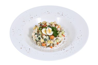 Olivier Rus et beyaz plaka üzerinde Füme tavuk salatası.