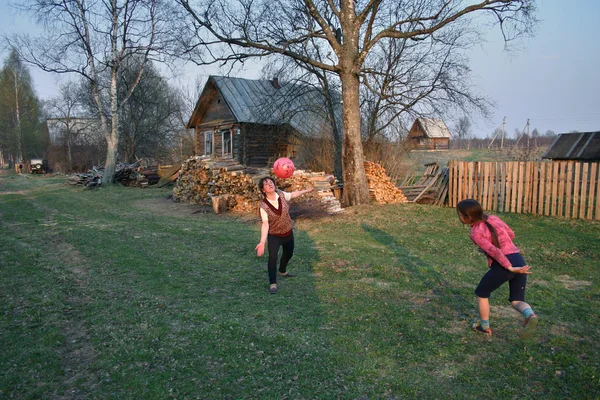 Rosyjski chłopka, matka i Córka, grać w piłkę w pobliżu rezydencji wiejskiej — Zdjęcie stockowe