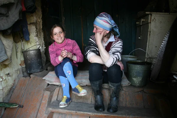 Matka i córka mają reszta siedzi na ganku kroki, Rosja. — Zdjęcie stockowe