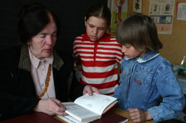 Öğrencilerdir küçük sınıfların yanında okul öğretmeni, Rusya Federasyonu.