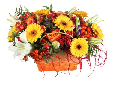 Sepet, turuncu güller, sarı gerbera, beyaz arka plan üzerinde bitki kompozisyonu.