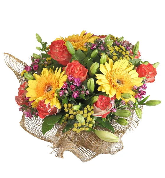 Bouquet floral mixte coloré gerbera jaune, roses orange, bourgeons, isolé sur fond blanc . — Photo