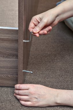 Evde mobilya montaj woodworker onaltılık anahtarı, allen anahtar kullanarak.