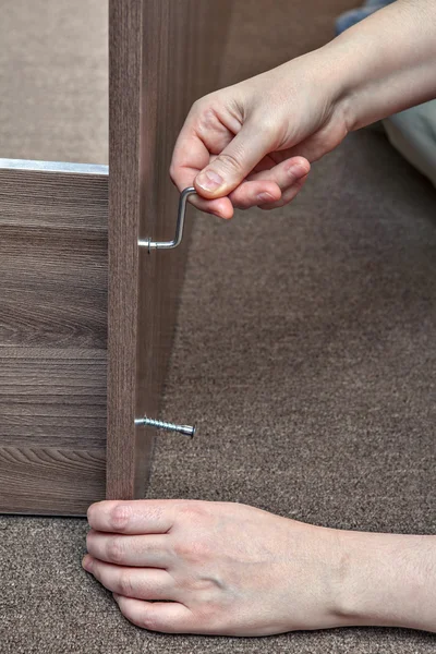 Woodworker montering möbler hemma med hjälp av insexnyckel, insexnyckel. — Stockfoto