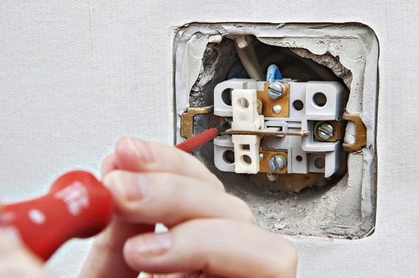 Cambiar interruptor eléctrico del hogar defectuoso, desmontaje del dispositivo viejo de cerca . —  Fotos de Stock