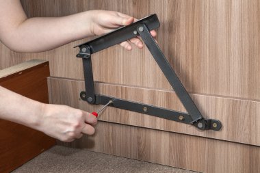 Mobilya montaj, el vidalı yatakta ayarlanabilen metal menteşe basma.