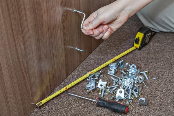 Meubles auto-assemblés, main avec une clé Allen serrer vis . — Photo