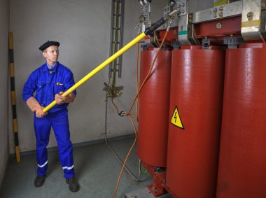 Elektrik yalıtım sopa bir trafo topraklama için kullanır.