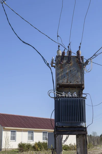 Stromverteilertransformator in der Nähe des ländlichen Wohnhauses. — Stockfoto