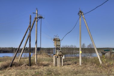 Kırsal elektrik tedarik güç hatları, Trafo Merkezi Transformatörler ve elektrik dağıtım.