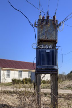 Evinizin yakınında köyde eski güç trafo elektrik dağıtım merkezi.