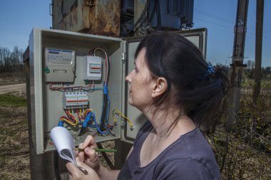 Dağıtım sigorta kutusu elektrik sayacı ekipman teftiş elektrikçi mühendisi
