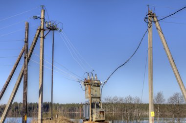 Elektrik Dağıtım trafosu, elektrik alt istasyonlar kırsal bahar.