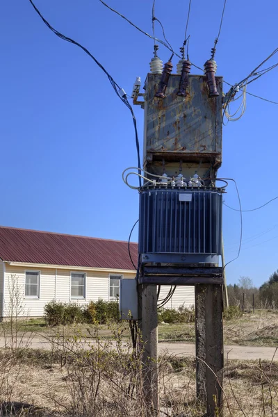 Antiguo transformador de potencia subestación de distribución eléctrica en el pueblo cerca de casa . — Foto de Stock