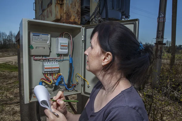 電気工事エンジニア電気カウンター装備配布ヒューズ ボックスでの検査 — ストック写真