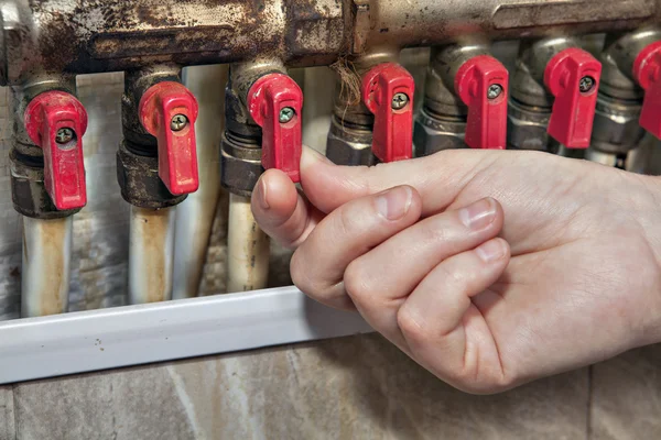 Ventiler blockerar åtkomsten till vattenledningar, hand stängt kranen, närbild. — Stockfoto