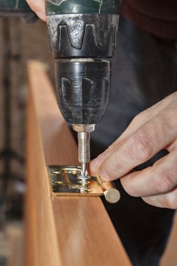 Tornavida silah, yakın çekim kullanarak kapı menteşeleri için vida sıkma marangoz.